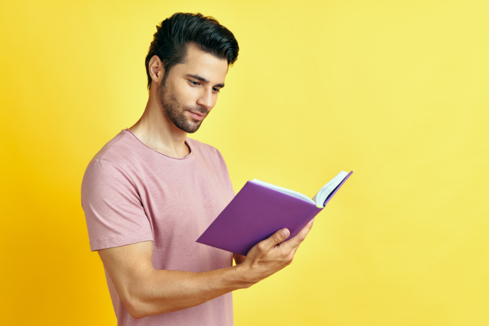 Homem lendo um livro 