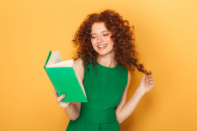 Mulher sorridente lendo um livro