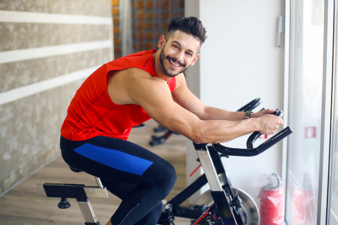 Homem usando uma bicicleta ergométrica