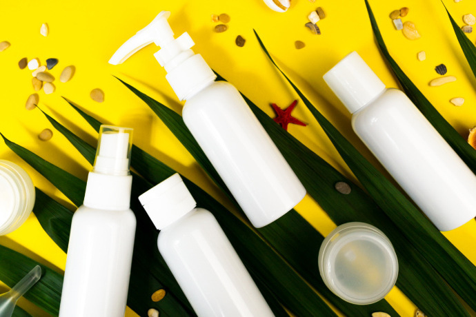 Frascos de cosméticos para cabelo em um fundo amarelo