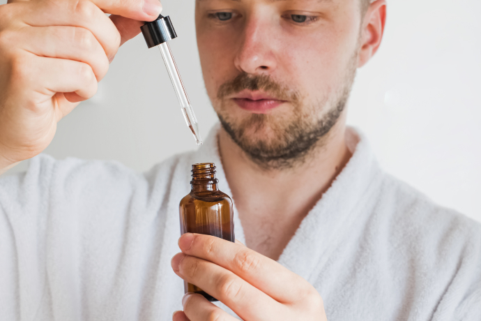 Homem usando um produto para crescer barba