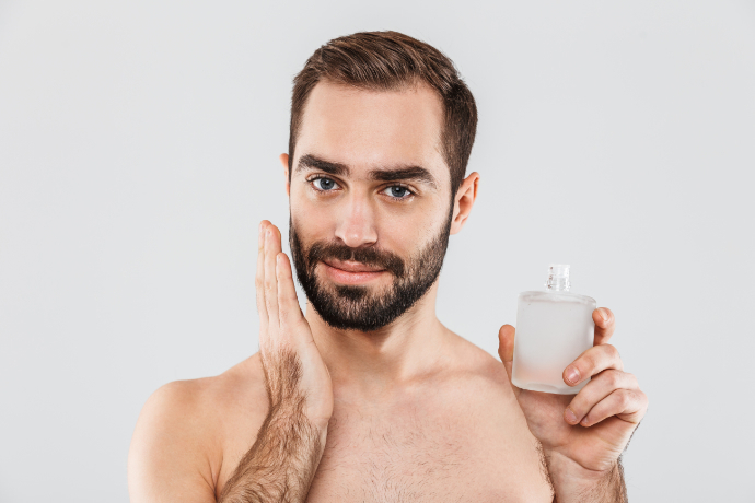 Homem segurando um frasco de produto para crescer barba