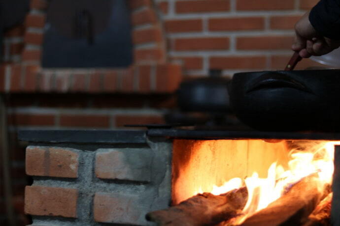 Alguém preparando comida no fogão