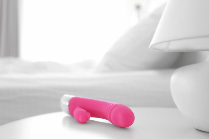 Um vibrador na cabeceira de cama