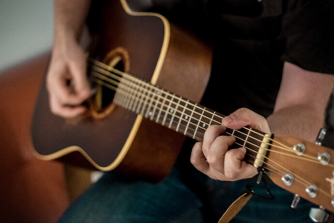 Pessoa tocando violão