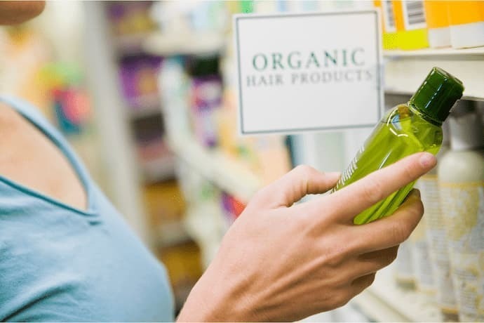 Mulher comprando produto na sessão orgânica 