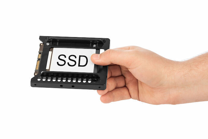 Mão segurando um ssd