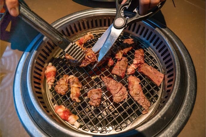 Churrasqueira de fogão com alimentos