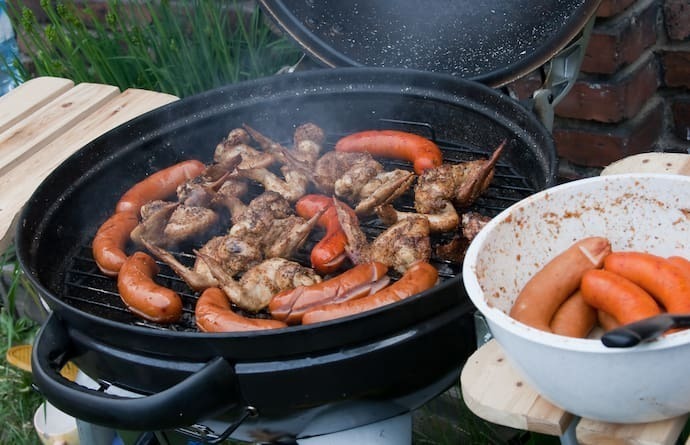 Churrasqueira de fogão com alimentos