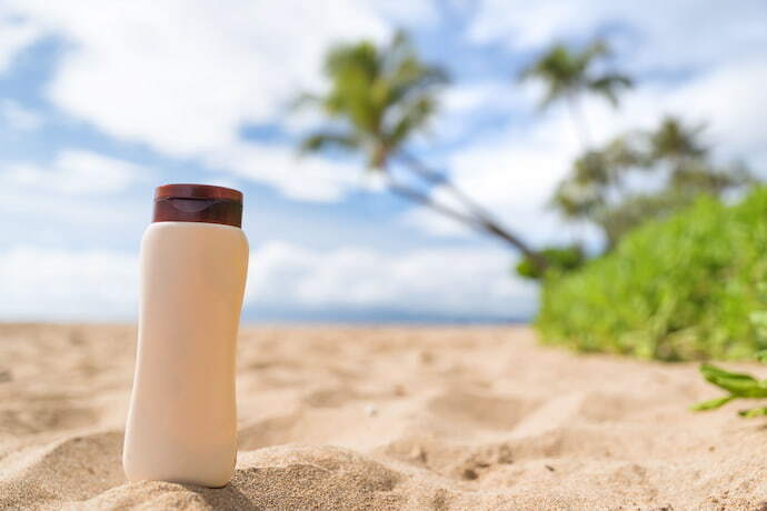 Embalagem de autobronzeador na praia