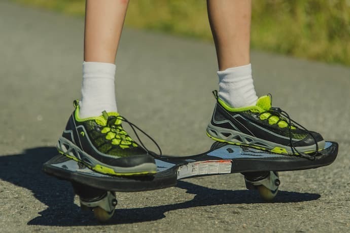 Pessoa andando em Skate Waveboard