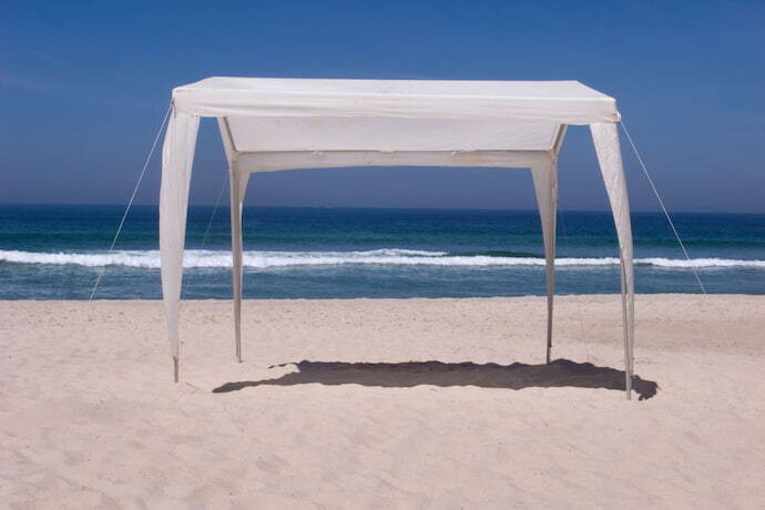 Tenda na areia da praia