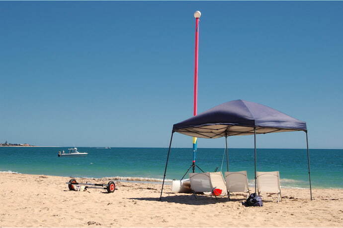 Tenda na areia da praia